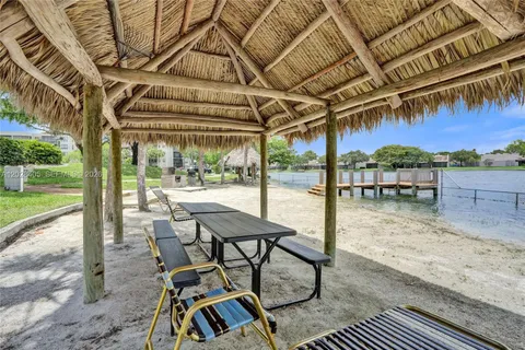 $240,000 | 901 Colony Point Circle, Unit 501, Pembroke Pines, FL 33026