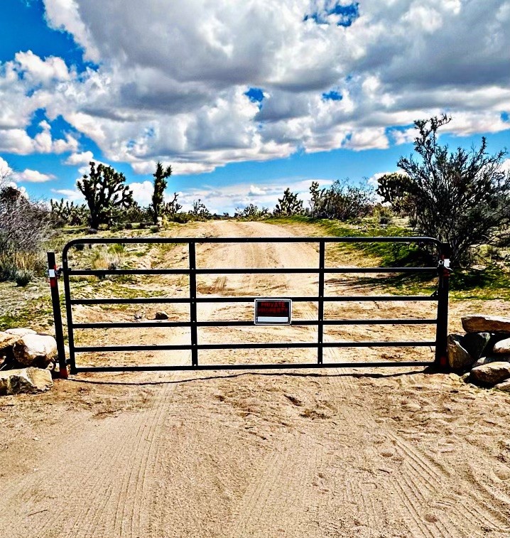 21038 South Cheyenne Road Yucca, AZ 86438 - Photo 93 of 98 View of gate