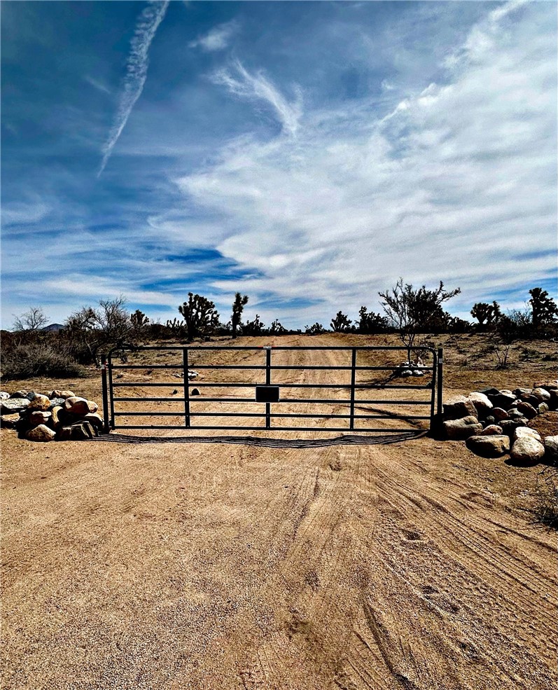 21038 South Cheyenne Road Yucca, AZ 86438 - Photo 96 of 98 View of gate with fence