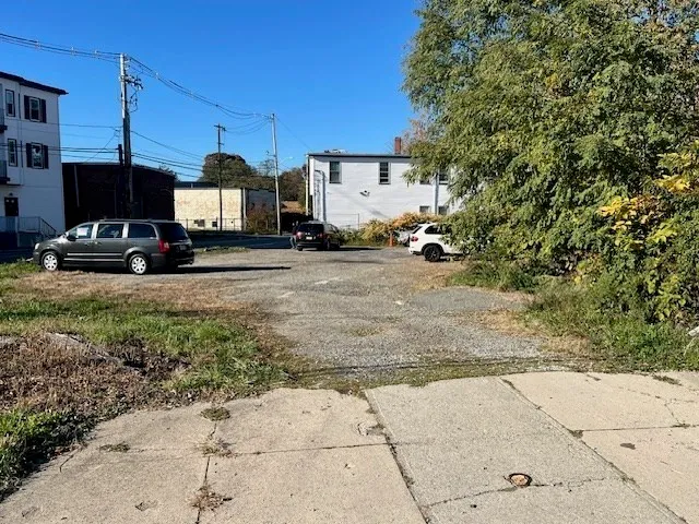 a view of a house with backyard and trees