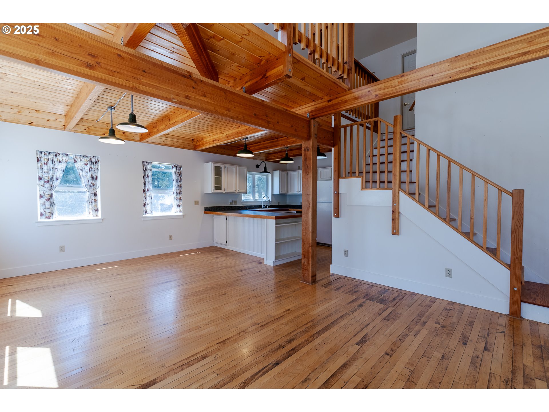 7140 Jake Road Klamath Falls, OR 97601 - Photo 29 of 47 a view of a livingroom with wooden floor