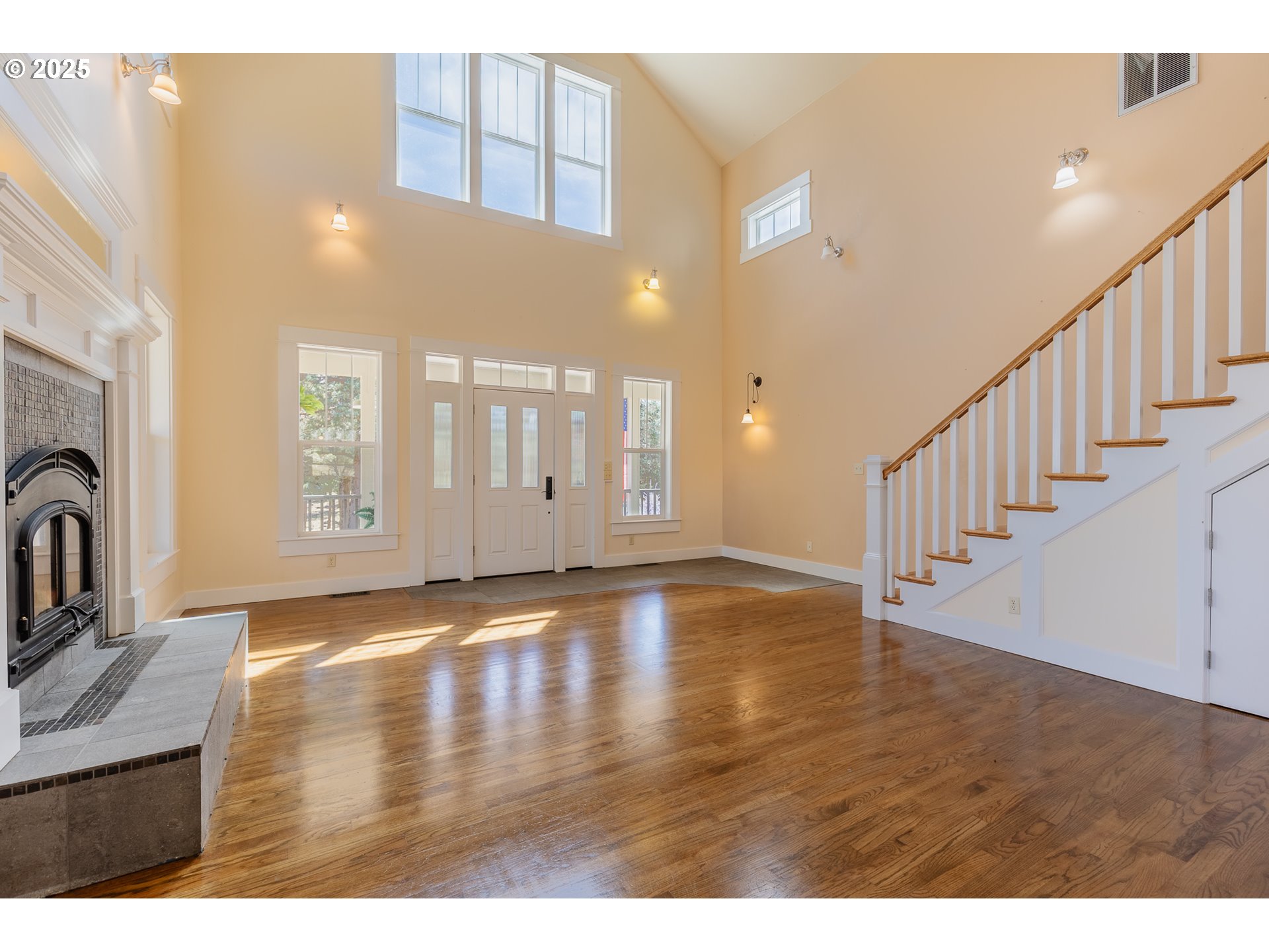 7140 Jake Road Klamath Falls, OR 97601 - Photo 6 of 47 a view of a livingroom with wooden floor