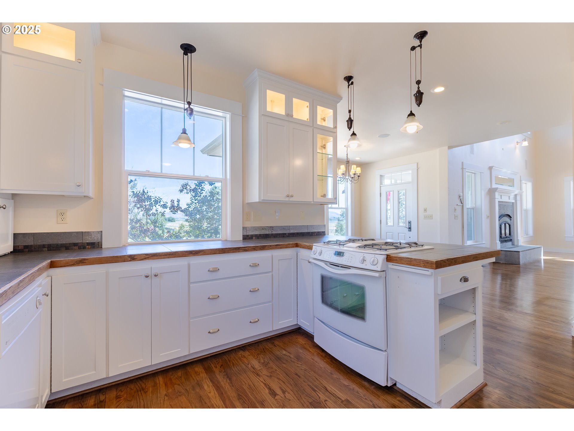 7140 Jake Road Klamath Falls, OR 97601 - Photo 9 of 47 a kitchen with granite countertop white cabinets and white appliances