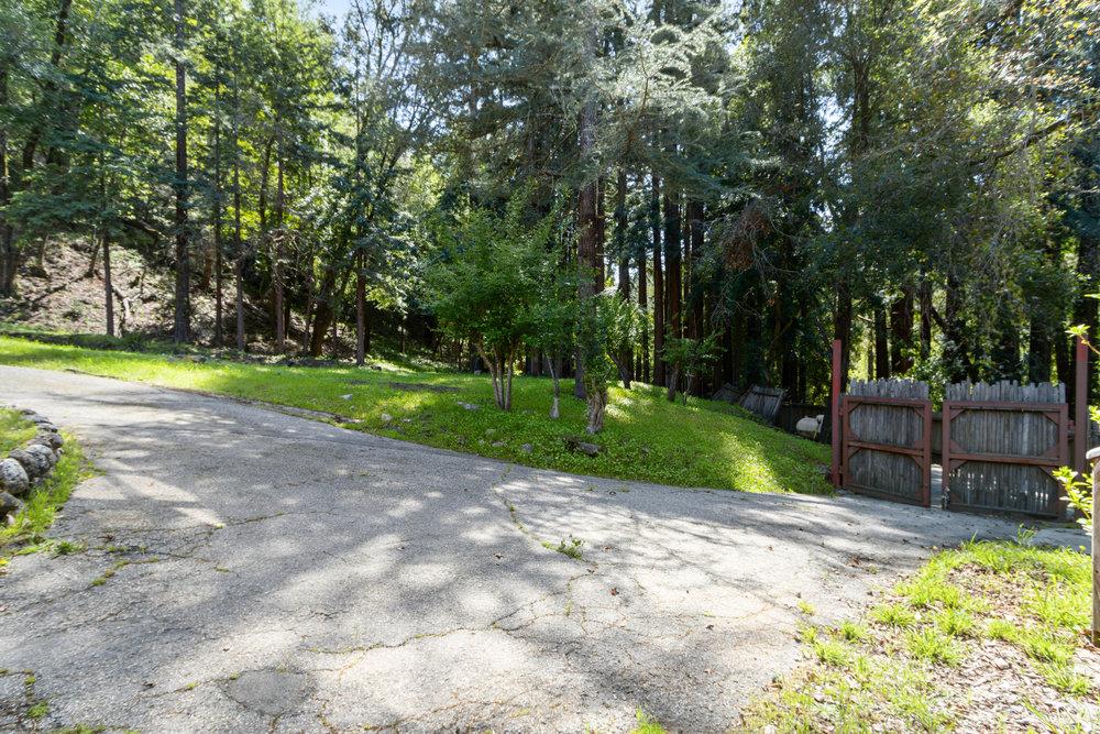 1003 Laurel Glen Road Soquel, CA 95073 - Photo 75 of 115 a view of a backyard with a garden