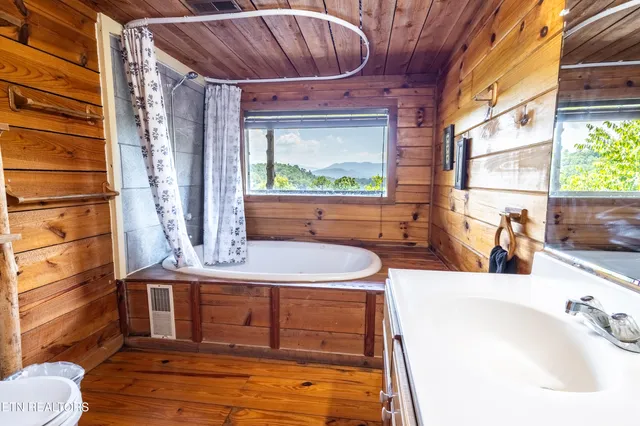 $1,199,999 | 3 R Wears Valley Road, Pigeon Forge, TN 37863