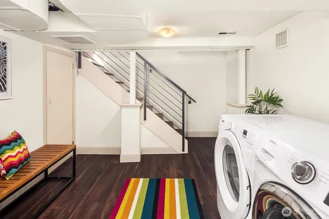 a view of entryway with washer and dryer