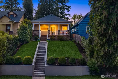 a view of a yard in front of house