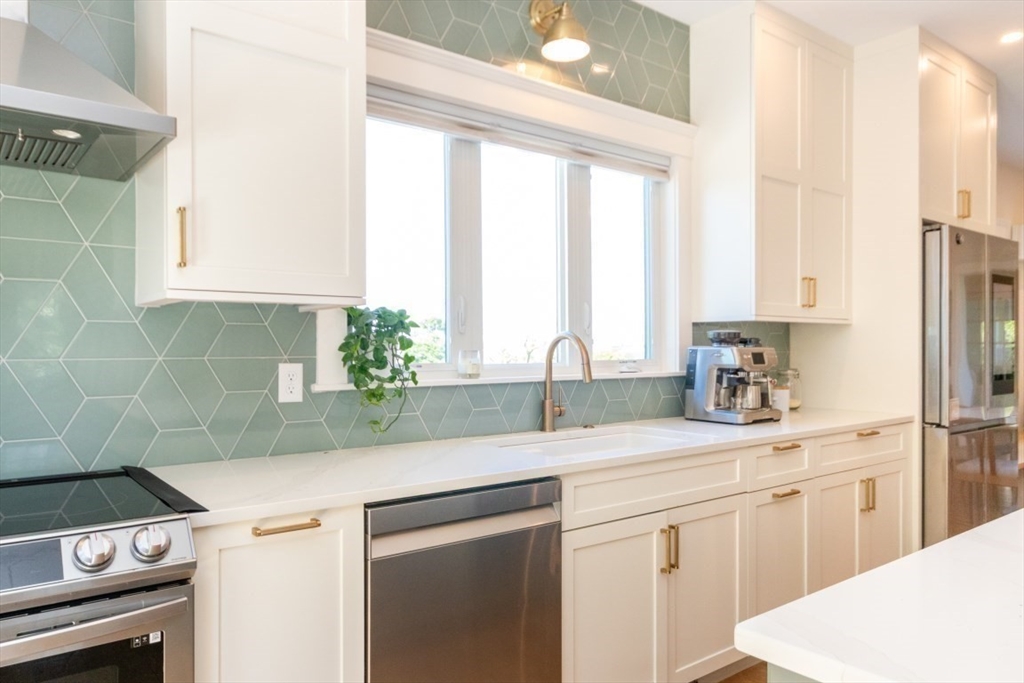 15 Dundee Road Quincy, MA 02171 - Photo 4 of 40 Gallery Image 4