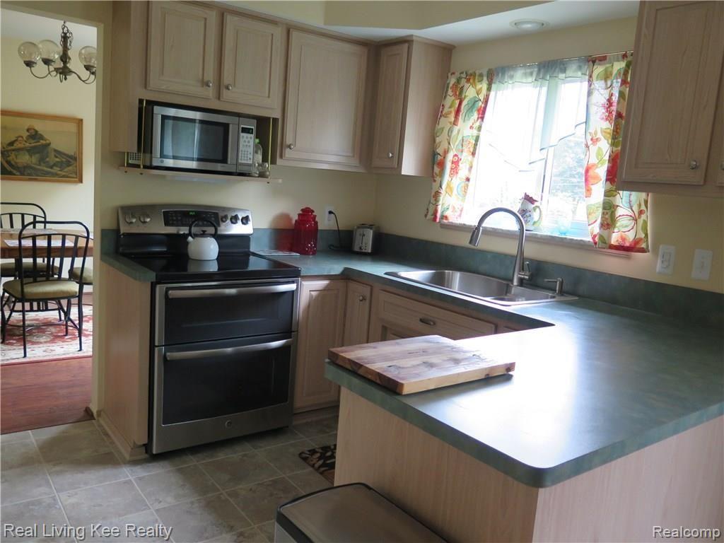 2195 Wayward Drive Rochester, MI 48309 - Photo 5 of 32 IMG_1793.JPG