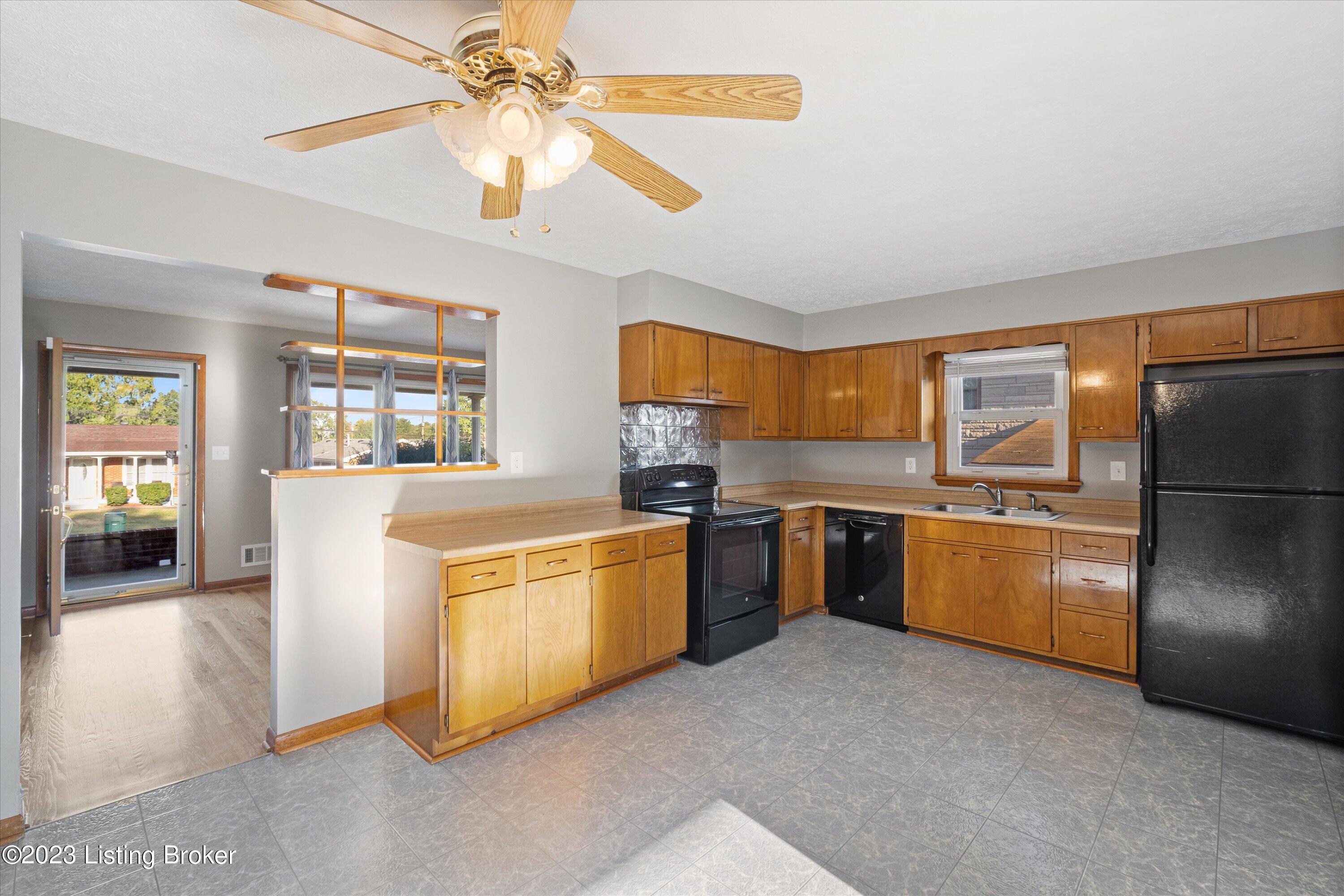 6913 Ledgerock Road Louisville, KY 40219 - Photo 8 of 40 08-6913Ledgerock-LouisvilleRealEstateMed