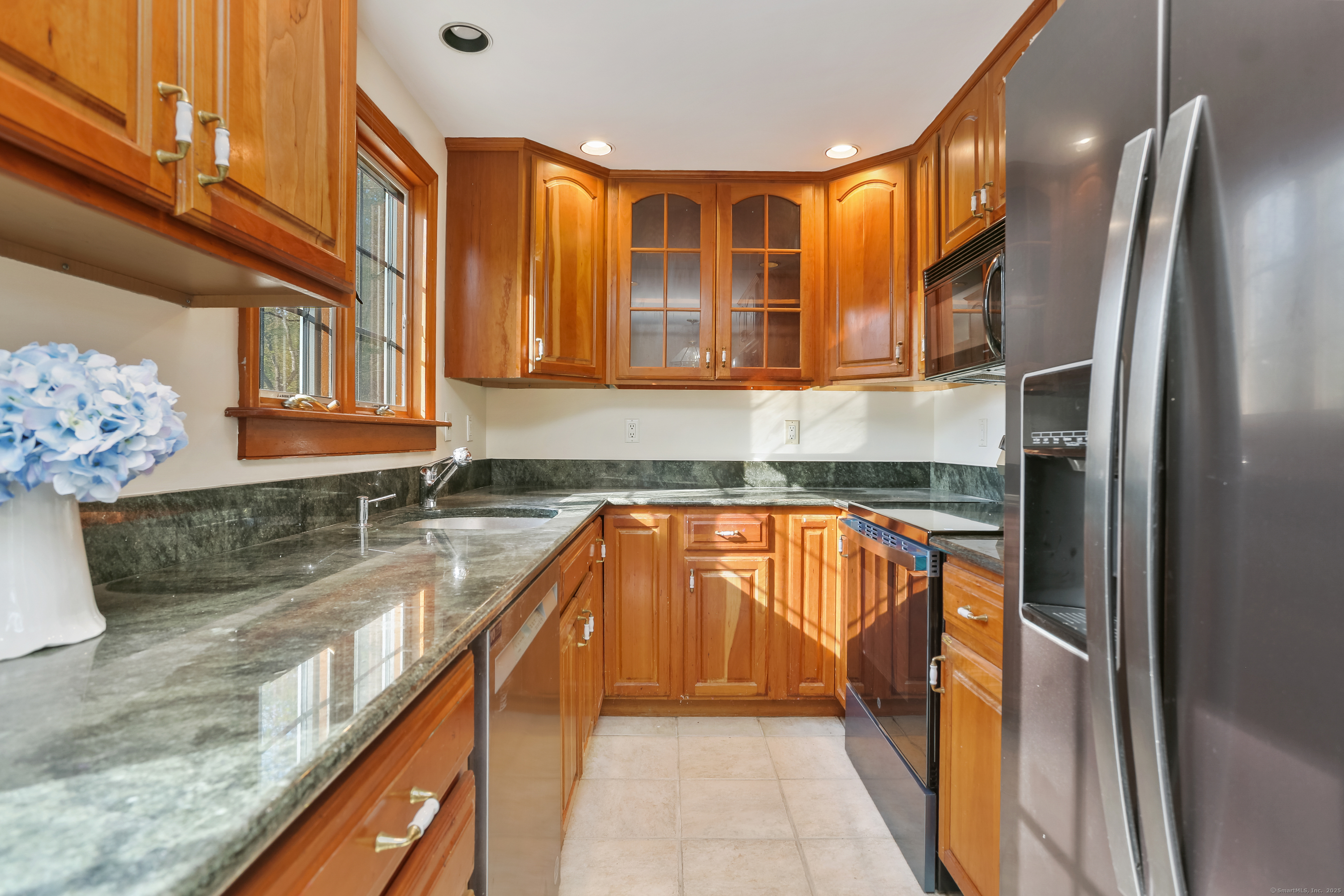 219 Hollow Tree Ridge Road Darien, CT 06820 - Photo 9 of 27 Plenty of cabinets.