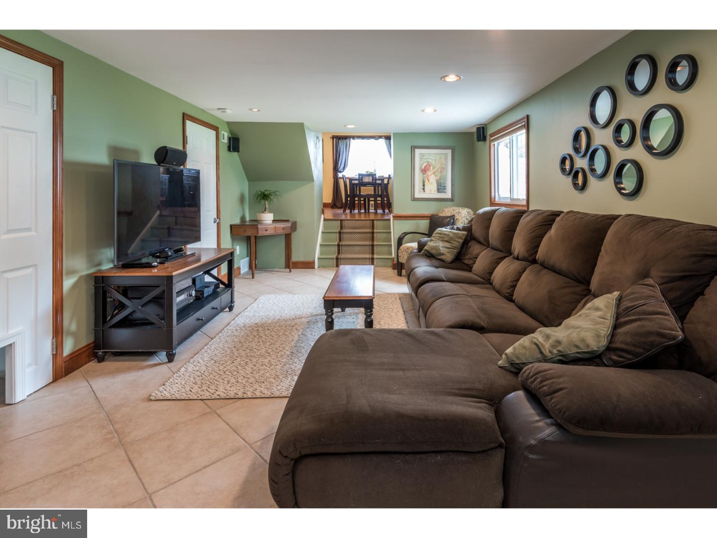 2882 Senak Road Abington, PA 19001 - Photo 5 of 22 Living Room