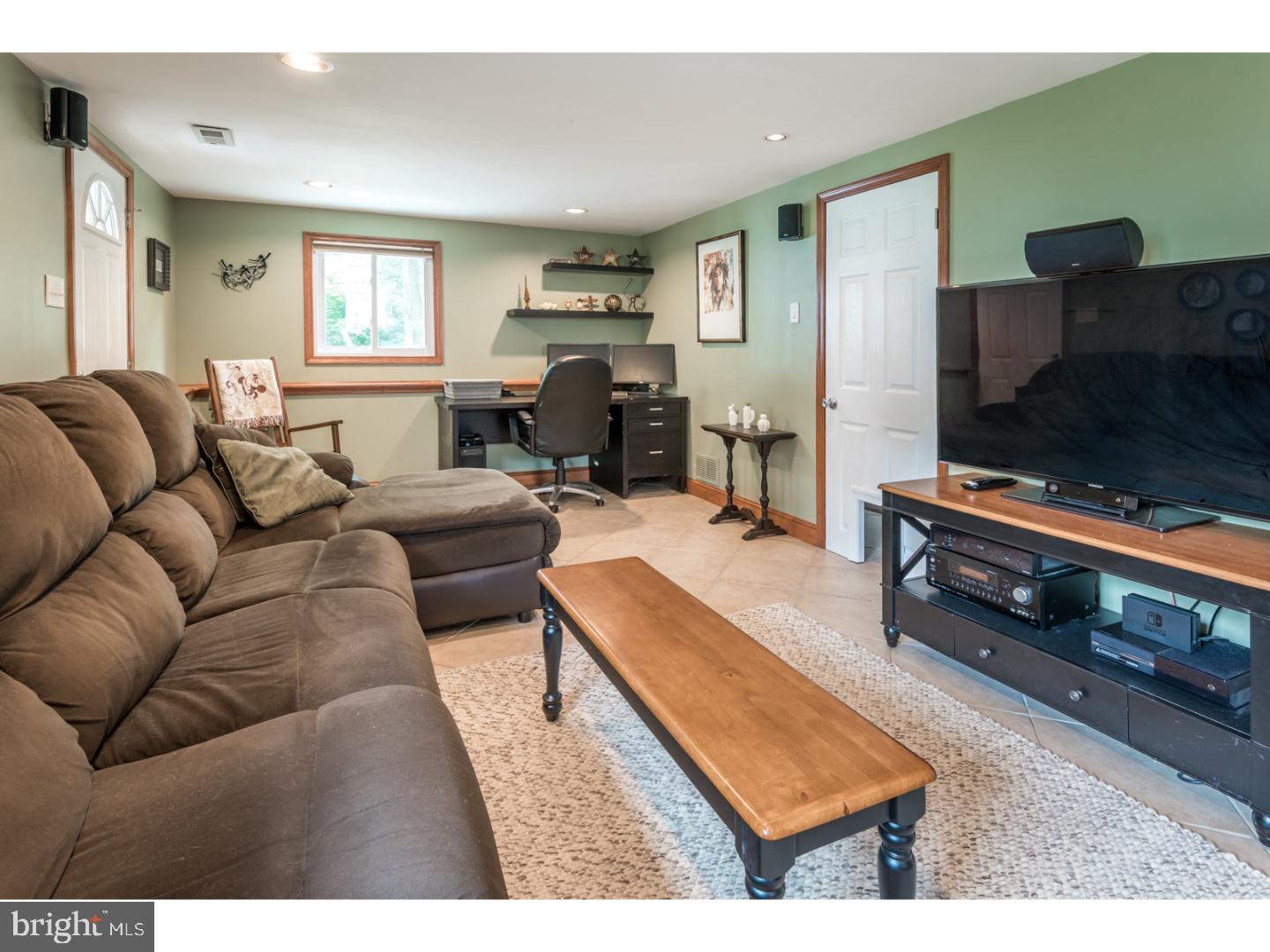 2882 Senak Road Abington, PA 19001 - Photo 6 of 22 Living Room