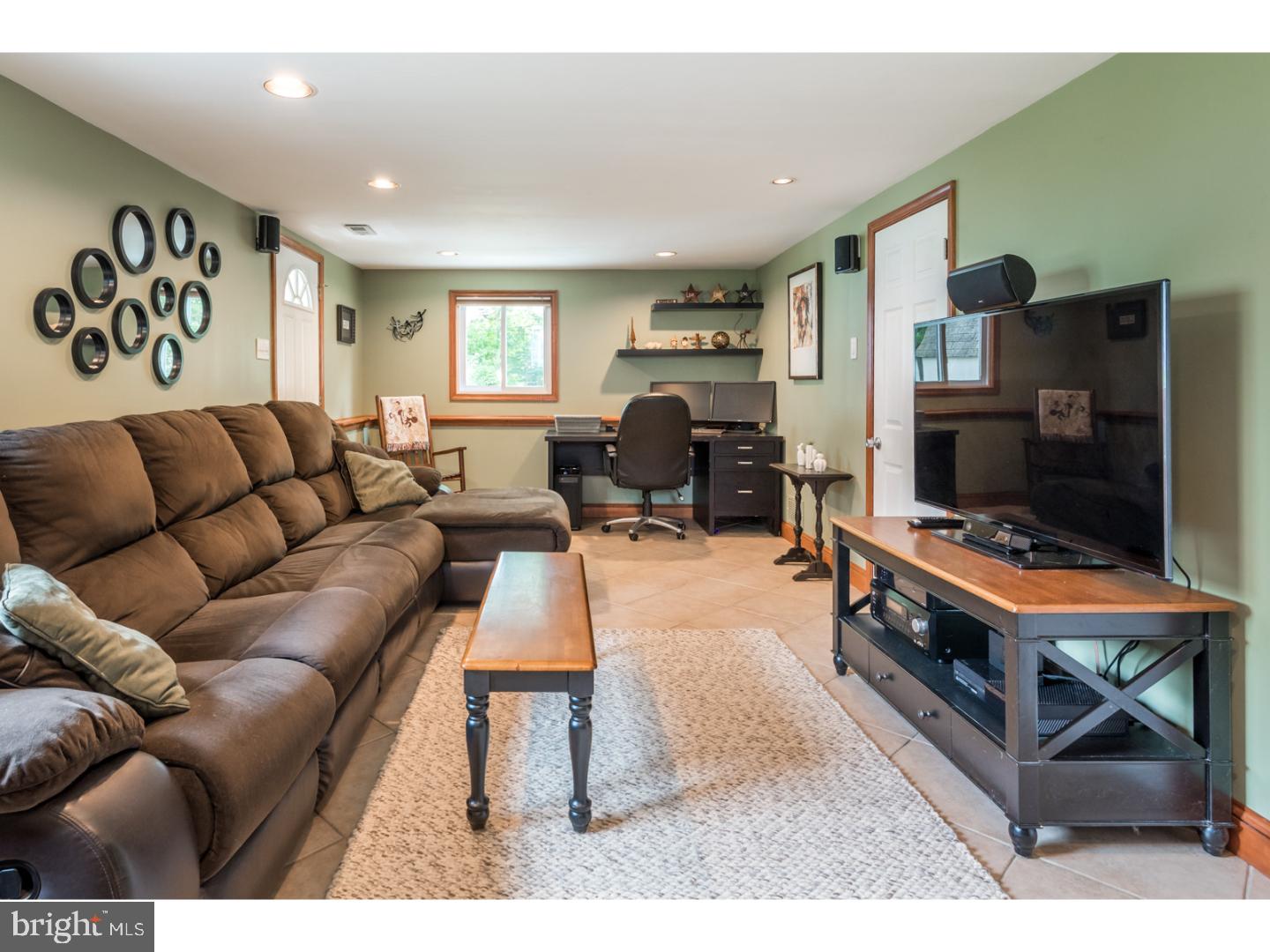 2882 Senak Road Abington, PA 19001 - Photo 7 of 22 Living Room