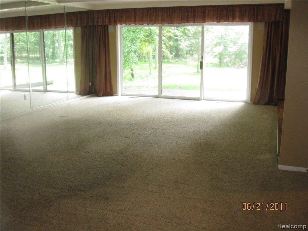 8849 Bridge Road Grosse Ile, MI 48138 - Photo 9 of 25 Living Room