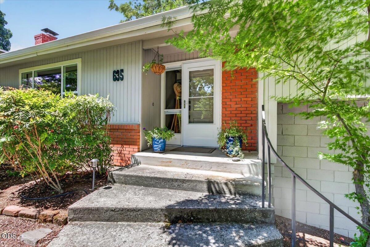 635 Chestnut Street Ashland, OR 97520 - Photo 1 of 29