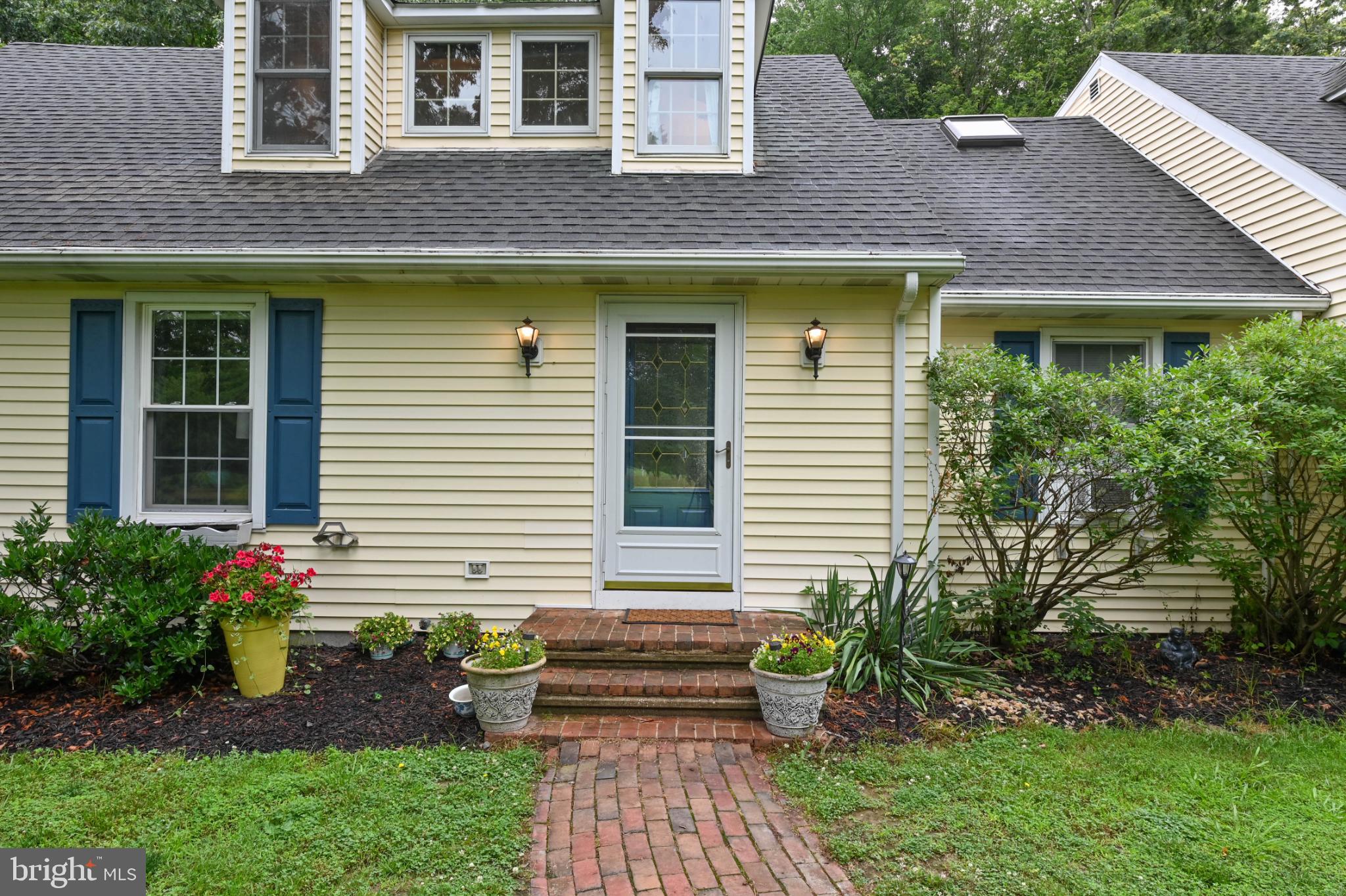26698 Arcadia Shores Road Easton, MD 21601 - Photo 2 of 71 a front view of a house with garden