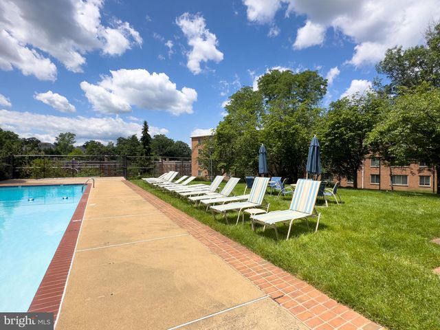 $260,000 | 3000 Spout Run Parkway, Unit A106, Arlington, VA 22201