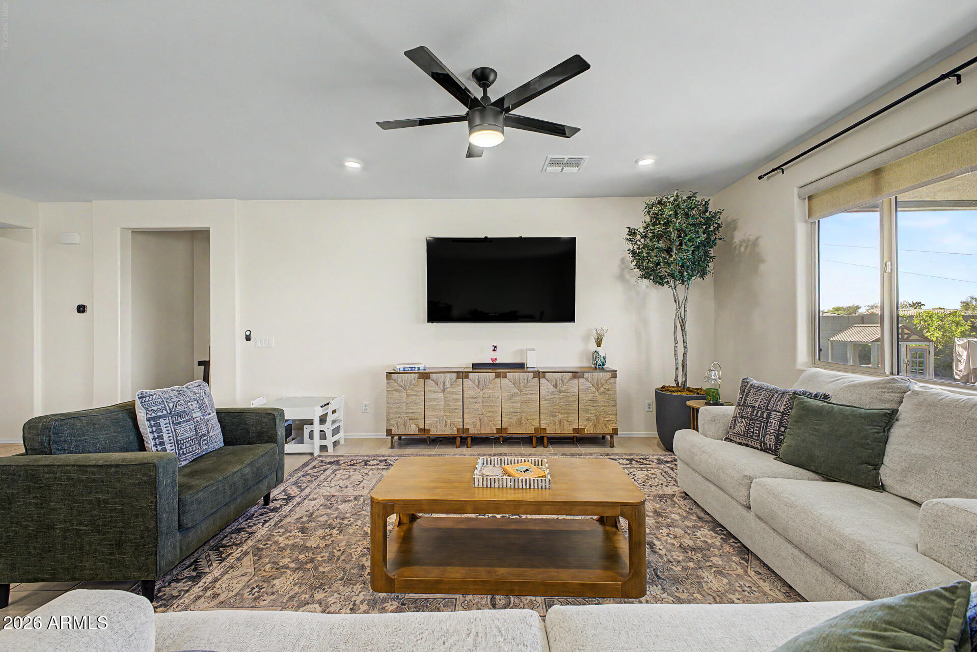 2540 West Grenadine Road Phoenix, AZ 85041 - Photo 16 of 69 Excellent Lighting In LR