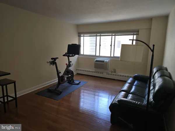 $1,595 | 2101-17 Chestnut Street, Unit 919, Philadelphia, PA 19103