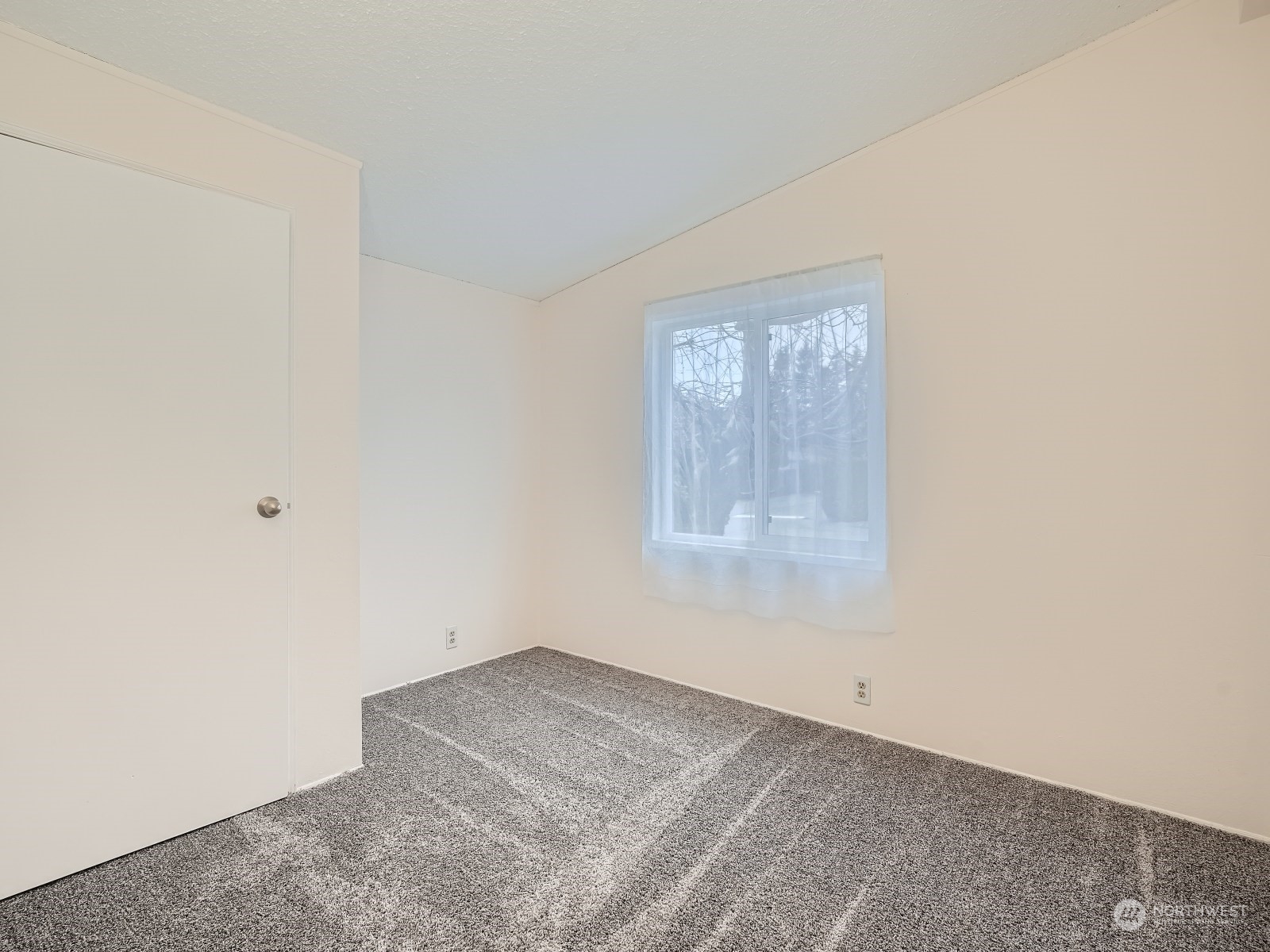 2505 South 371st Street, Unit 37 Federal Way, WA 98003 - Photo 14 of 27 an empty room with a window