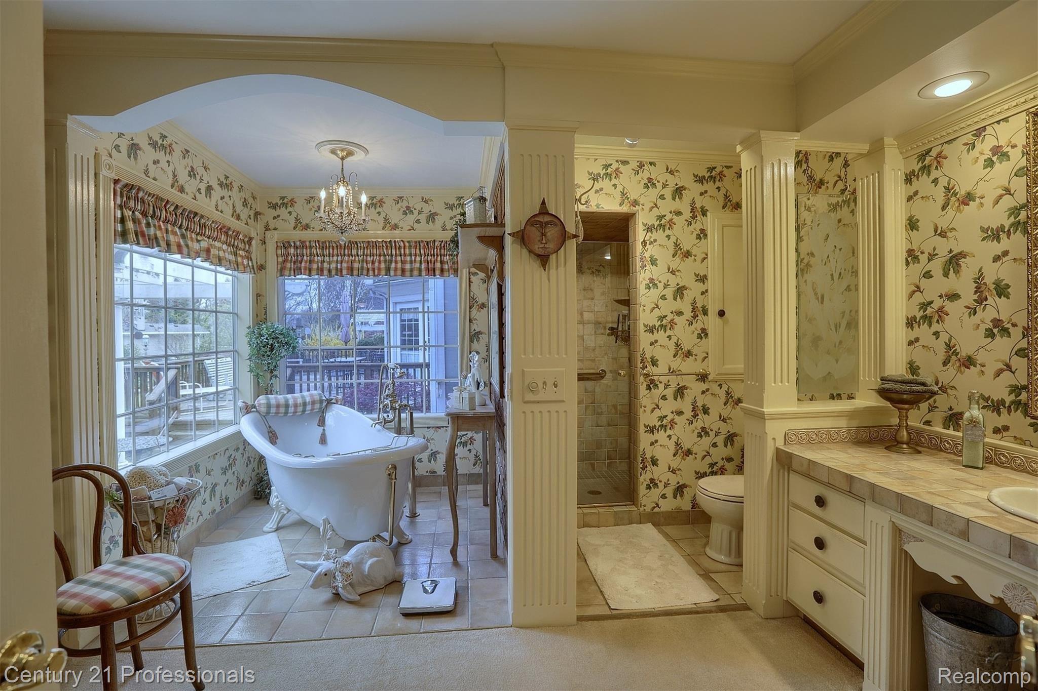 2360 Kingsford Road Rochester, MI 48309 - Photo 22 of 36 22-Master Bathroom.jpg
