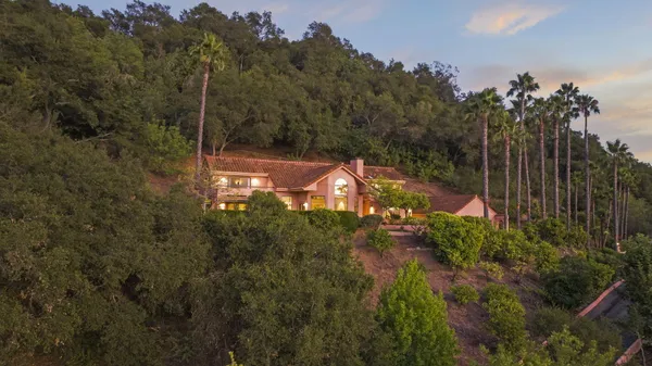 a view of a houses with a yard