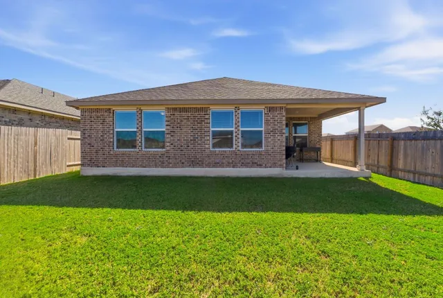 a view of a house with backyard and garden