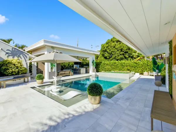 a view of a chairs and table in backyard