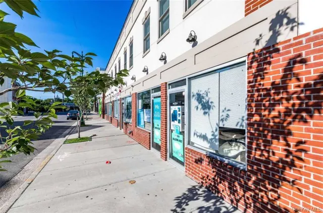 $3,050 | 157-161 Post Avenue, Unit 305, Westbury, NY 11590