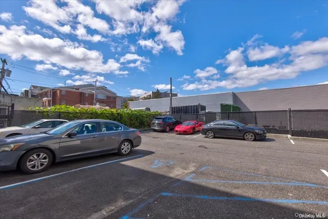 $3,050 | 157-161 Post Avenue, Unit 305, Westbury, NY 11590