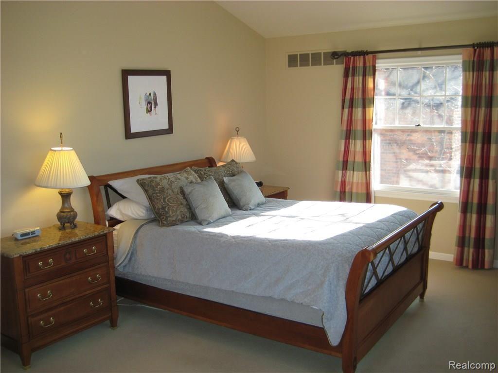 1045 Yorkshire Road Grosse Pointe, MI 48230 - Photo 12 of 22 IMG_9224.JPG