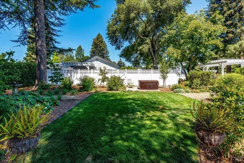 a view of a back yard