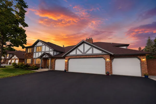 $338,900 | 13158 South Oak Hills Parkway, Unit 1A, Palos Heights, IL 60463