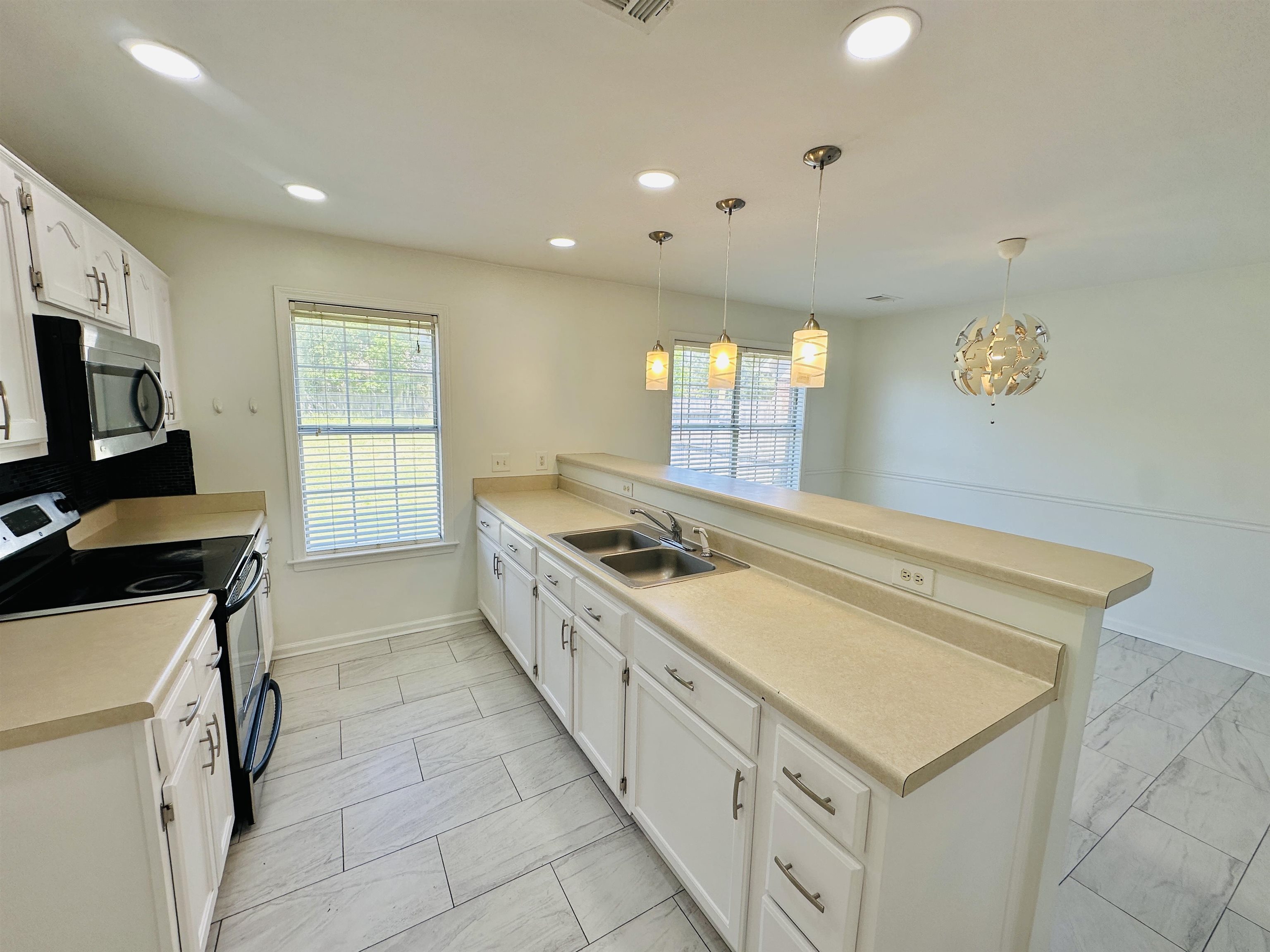 10006 Cameron Ridge Trail Memphis, TN 38016 - Photo 4 of 29 a kitchen with stainless steel appliances a stove a sink and a refrigerator