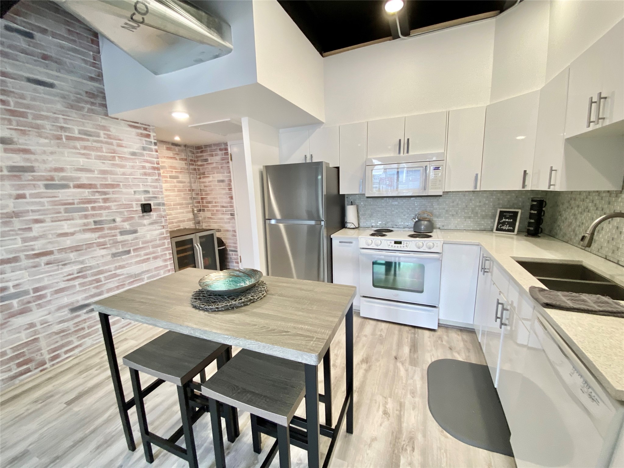2016 Main Street, Unit 1715 Houston, TX 77002 - Photo 2 of 31 Kitchen with entry to the left. Wine frighted/bar area to the left.