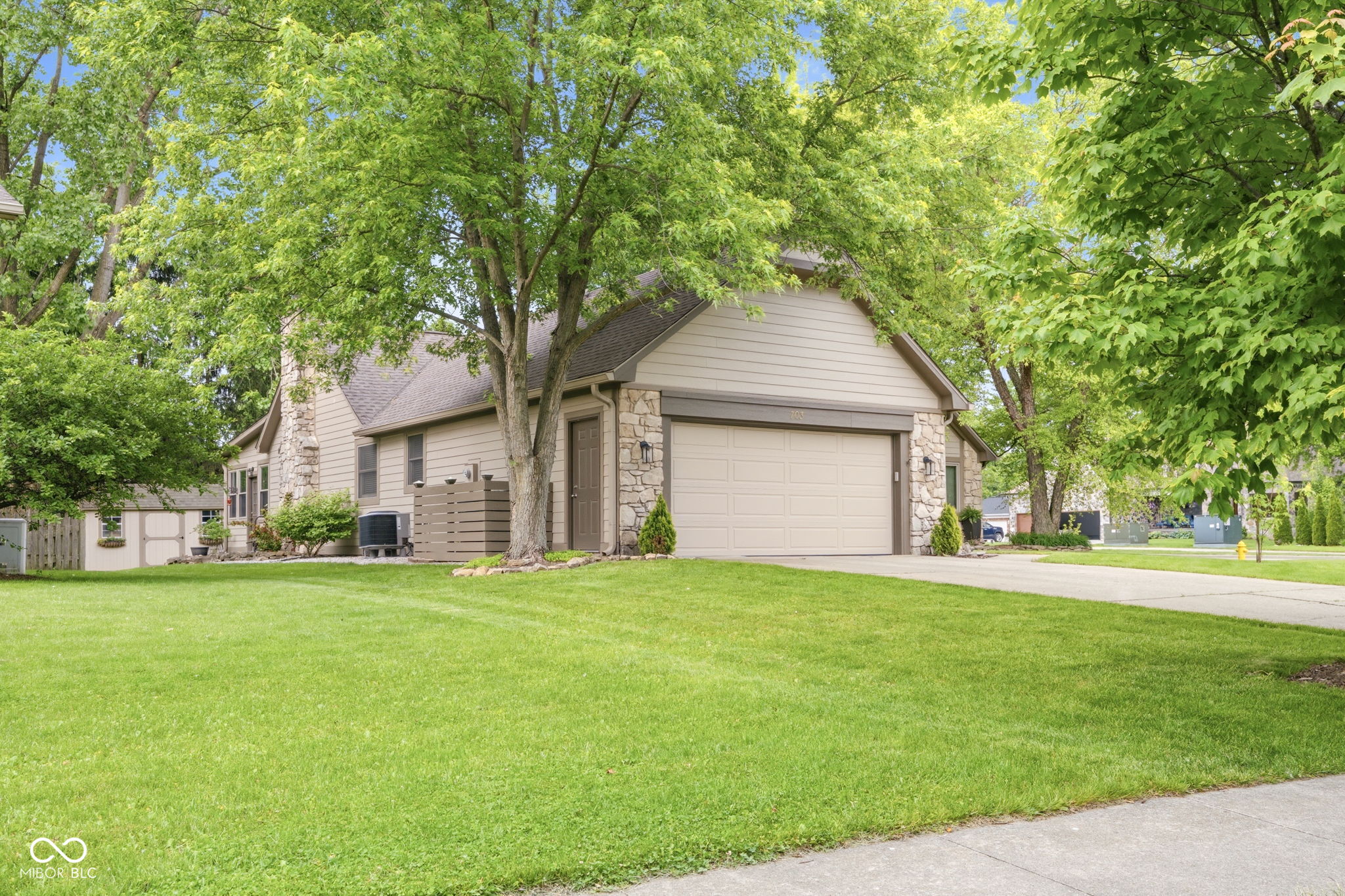 703 Bennett Road Carmel, IN 46032 - Photo 2 of 39