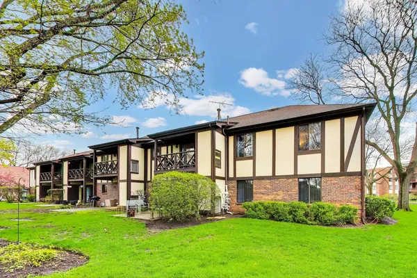 $289,000 | 1048 Harbour Court, Unit 2B, Wheeling, IL 60090