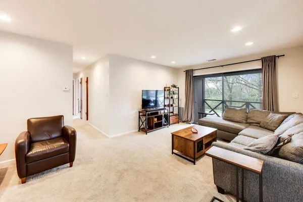 $289,000 | 1048 Harbour Court, Unit 2B, Wheeling, IL 60090
