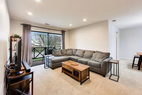 $289,000 | 1048 Harbour Court, Unit 2B, Wheeling, IL 60090