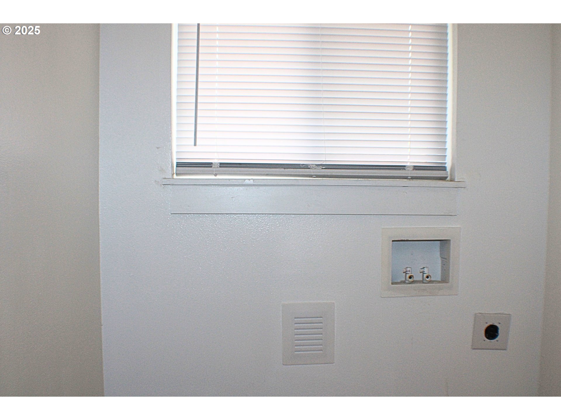 616 4th Avenue Riddle, OR 97469 - Photo 13 of 36 a view of an empty room with a window
