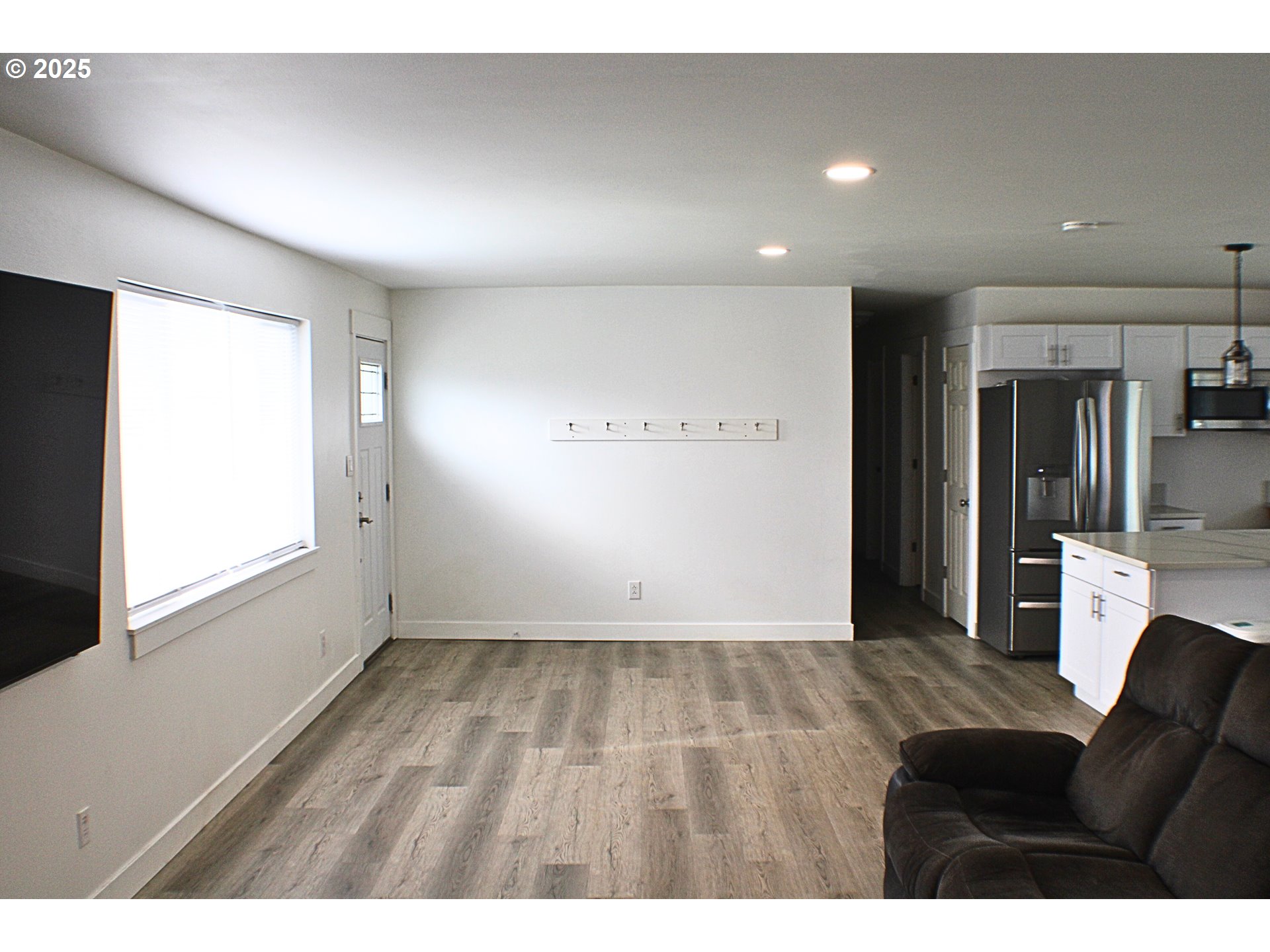 616 4th Avenue Riddle, OR 97469 - Photo 3 of 36 a living room with furniture and a window