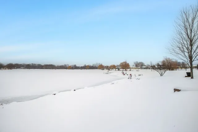 $325,000 | 1412 Scenic View, Grayslake, IL 60030