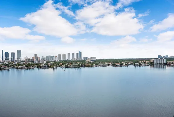 $9,500 | 17301 Biscayne Boulevard, Unit 1010, North Miami Beach, FL 33160