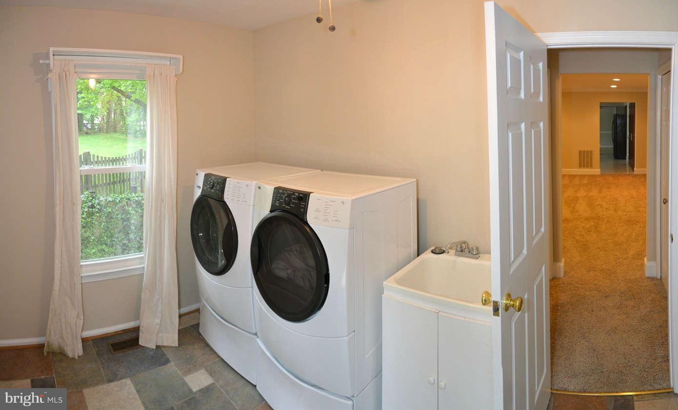 135 Hamilton Road Sterling, VA 20165 - Photo 18 of 30 Laundry