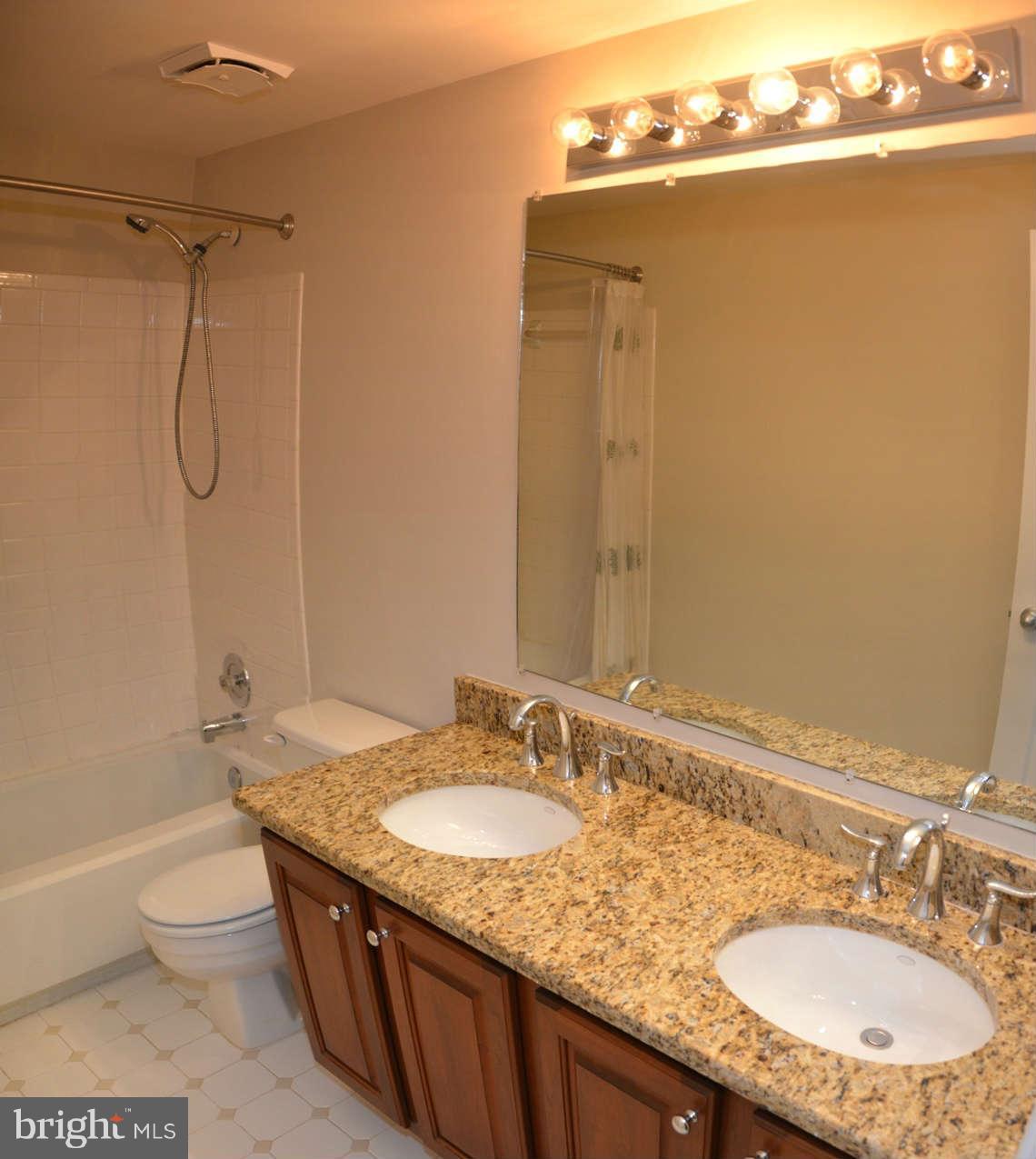 135 Hamilton Road Sterling, VA 20165 - Photo 26 of 30 Bath