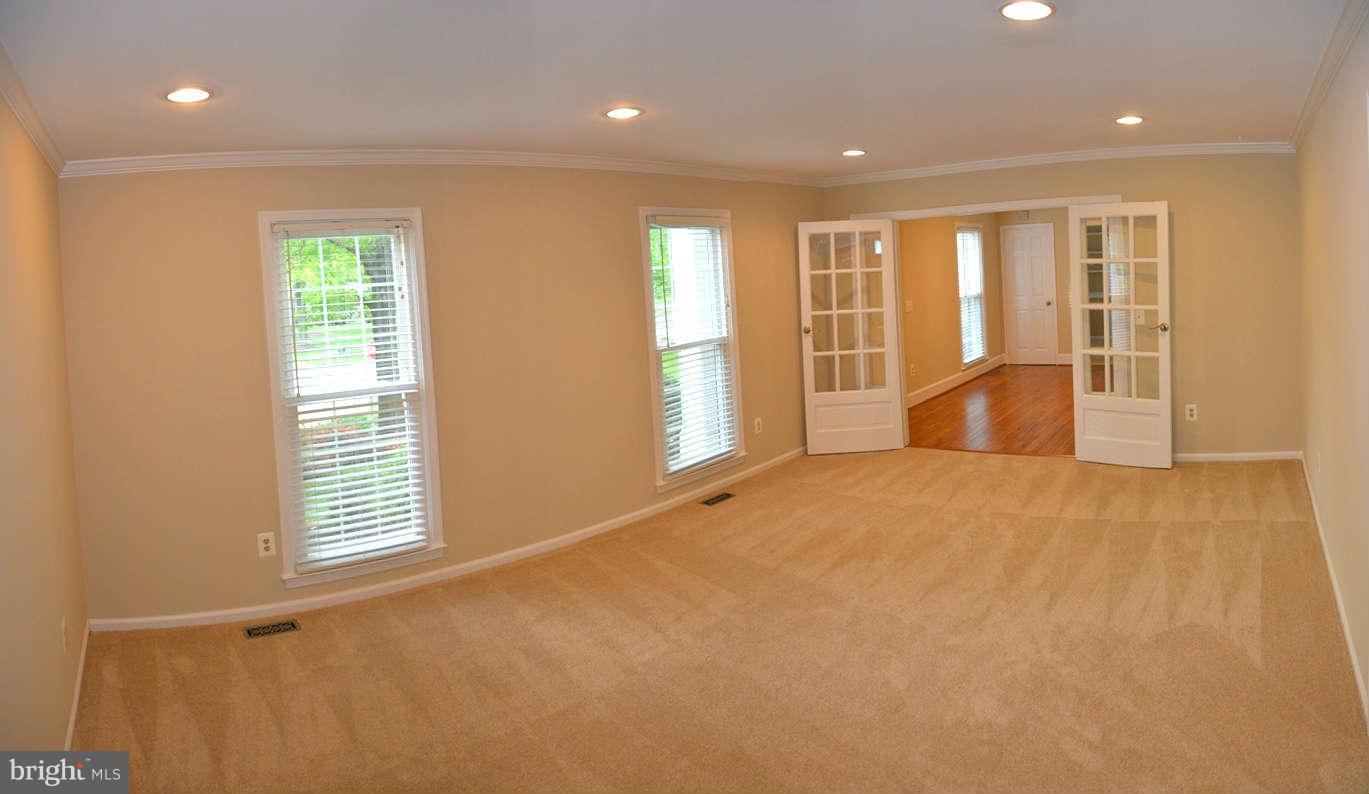 135 Hamilton Road Sterling, VA 20165 - Photo 4 of 30 Living Room