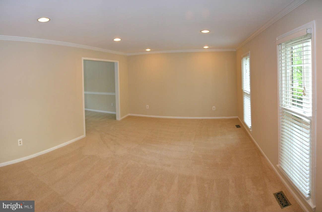 135 Hamilton Road Sterling, VA 20165 - Photo 5 of 30 Living Room
