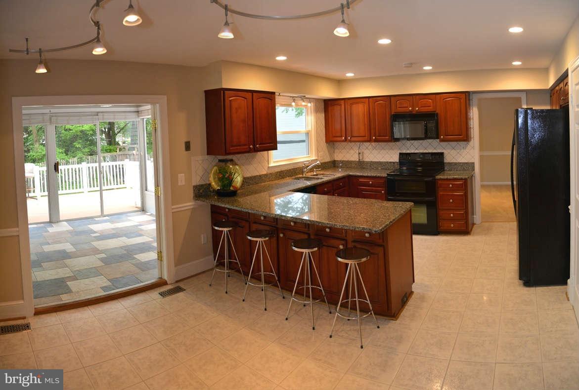 135 Hamilton Road Sterling, VA 20165 - Photo 7 of 30 Kitchen