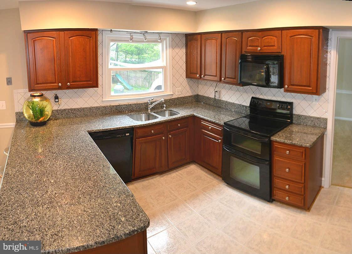 135 Hamilton Road Sterling, VA 20165 - Photo 8 of 30 Kitchen